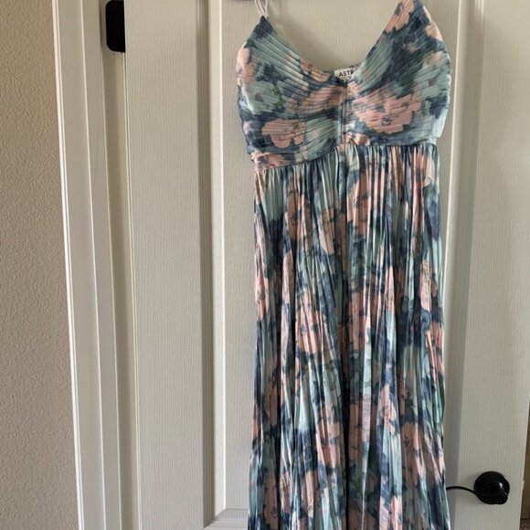 Astr the Label Maeve Pleated Floral Midi Dress: Size Medium - Picture 4 of 5